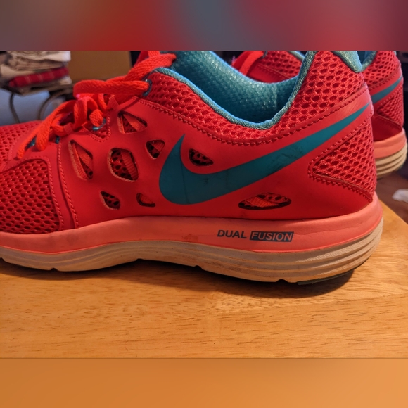 Nike Womens Running Shoes Sz US 8 M Dual Fusion Lite Red - Picture 1 of 6